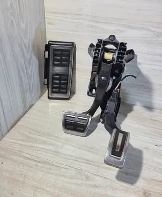 Volkswagen Golf VII Pedal assembly 5Q1723058AC 5Q1723503F 5Q1864551