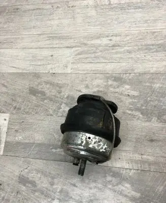 Volvo V70 Engine mount bracket
