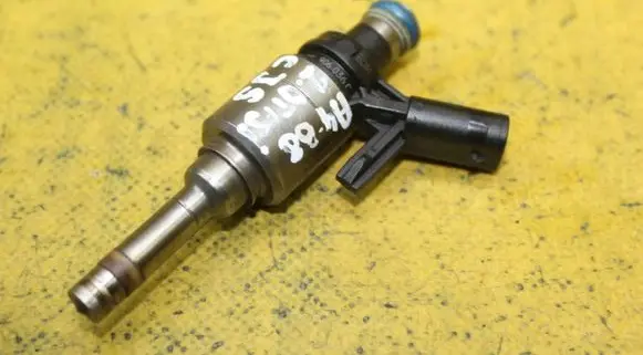 Audi A4 S4 B8 8K Fuel injector