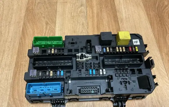 Opel Zafira B Fuse module 13206758