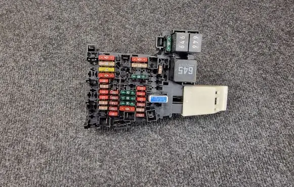 Volkswagen PASSAT B8 Fuse module 5Q0937615
