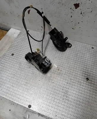 Nissan Juke I F15 Front door lock PBT607AG