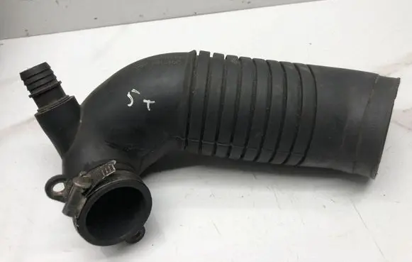 Volkswagen PASSAT B5.5 Air intake hose/pipe 8D0129615K