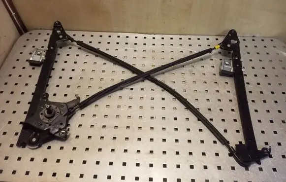 Rear door manual window regulator
