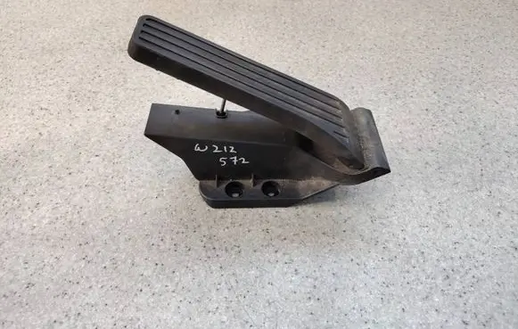 Mercedes-Benz E W212 Accelerator pedal position sensor A2043000004AOP0841 A2043000004