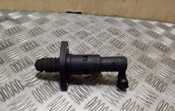 Clutch slave cylinder