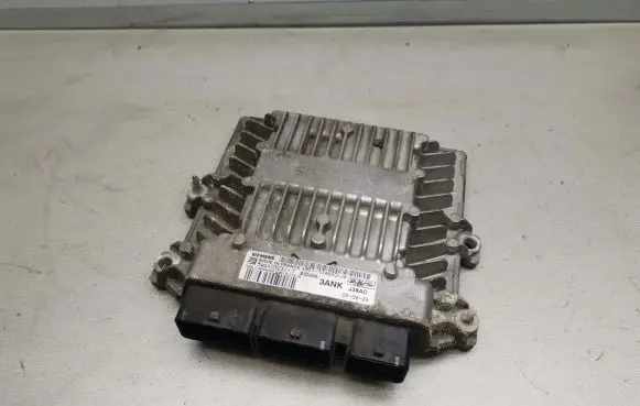 Ford Focus Engine control unit/module 4M5112A650JK 5WS40303JT
