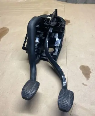 BMW 2 F46 Pedal assembly 6870848 19929610 81007133C