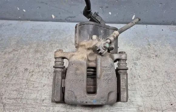 Volkswagen PASSAT B7 Rear brake caliper 