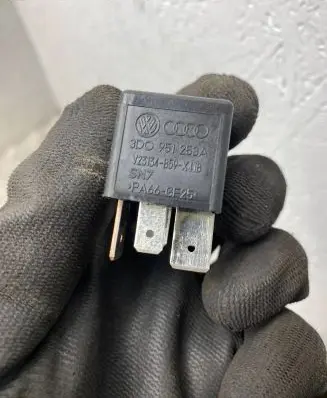 Volkswagen PASSAT B6 Other relay 3D0951253A V23134B59X418