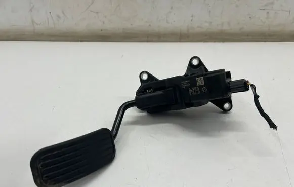 Accelerator throttle pedal