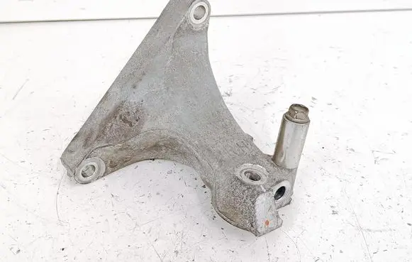 Subaru Outback (BS) Engine mounting bracket