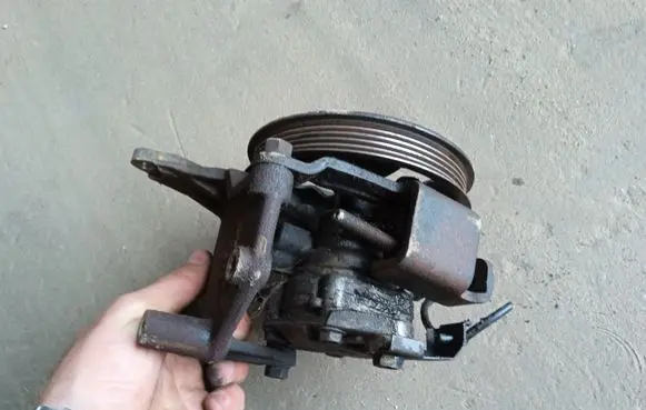 Mitsubishi Colt Power steering pump