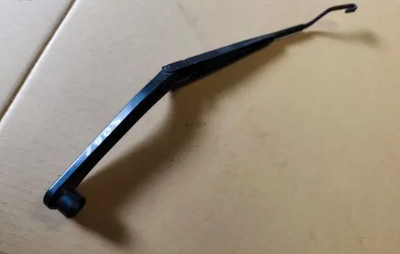 Chrysler 300 - 300C Front wiper blade arm 6824
