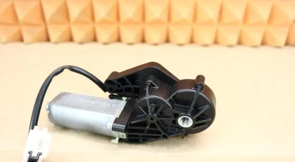 Mercedes-Benz C W204 Seat adjustment motor 0390203207