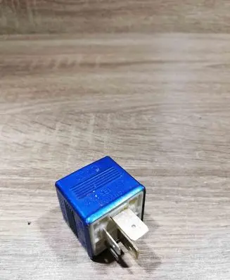 Volkswagen PASSAT B5.5 Other relay 8A0951253 202 BLUE