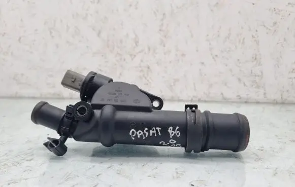 Volkswagen PASSAT B6 Engine coolant pipe/hose 03G121132B