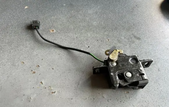 Audi A4 S4 B5 8D Tailgate/trunk/boot lock/catch/latch 4A9827506C