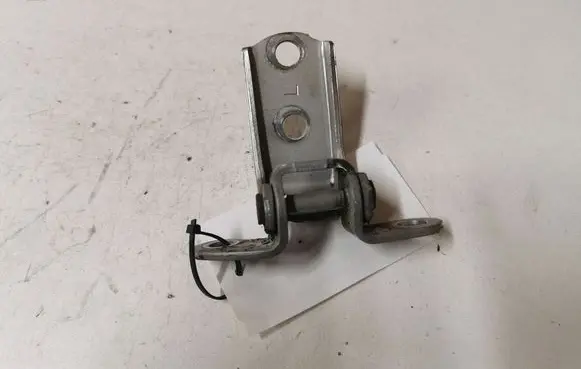 Toyota Avensis Verso Rear door lower hinge