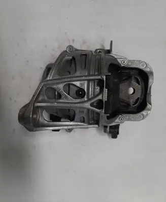 Engine mount vacuum valve