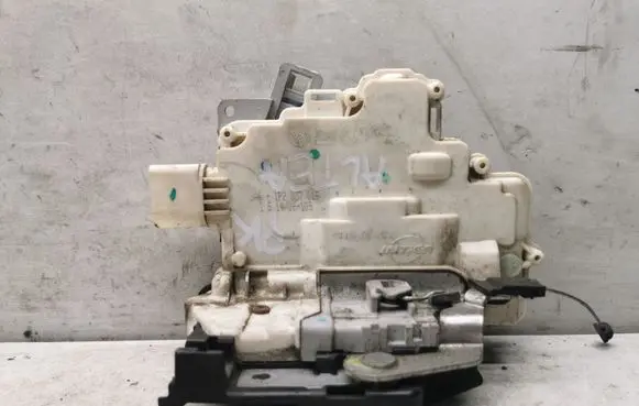 Seat Altea Front door lock 1P2837015