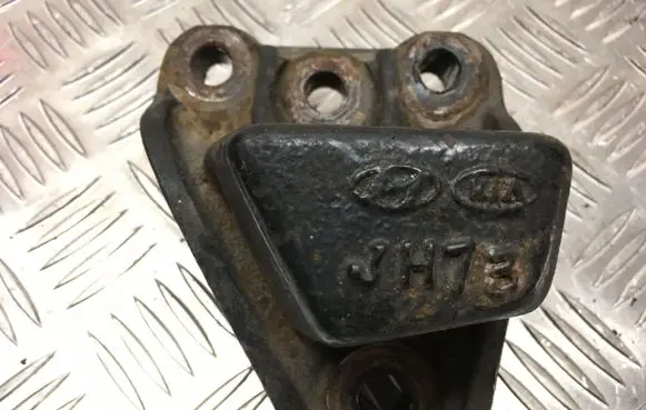 Hyundai i40 Engine mounting bracket