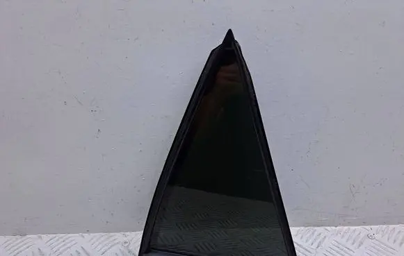 Toyota Auris 150 Rear vent window glass 6812302170 6818802090
