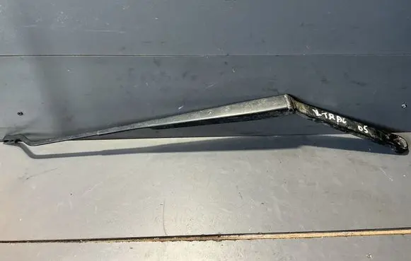 Nissan X-Trail T30 Front wiper blade arm 