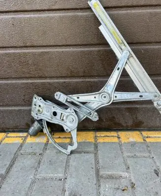 Mercedes-Benz C W202 Front door window regulator with motor 0130821709 F848