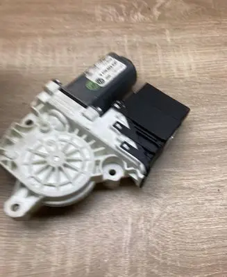 Volkswagen Jetta V Rear door window regulator motor 1K5839402A