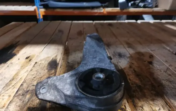 Chevrolet Captiva Engine mount bracket
