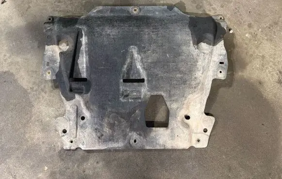 Volvo XC70 Engine splash shield/under tray AG9N6P013DB