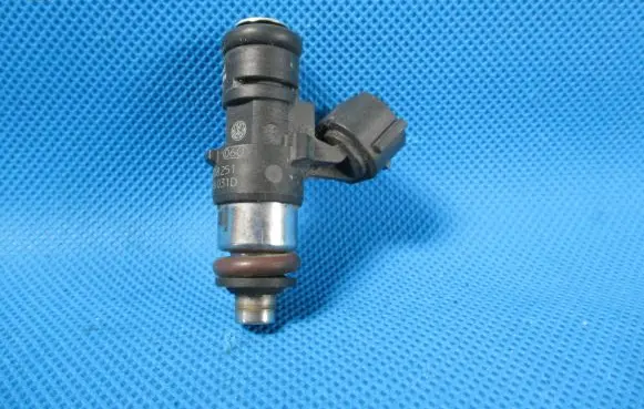 Volkswagen Up Fuel injector 04C906031D