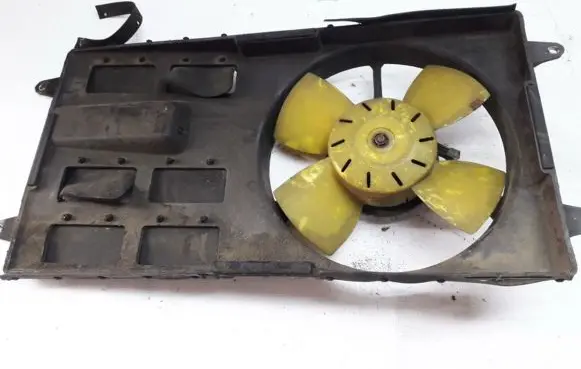 Radiator cooling fan shroud
