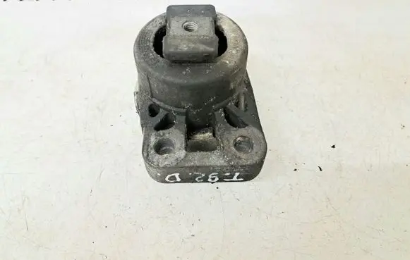 Volvo V70 Engine mount bracket