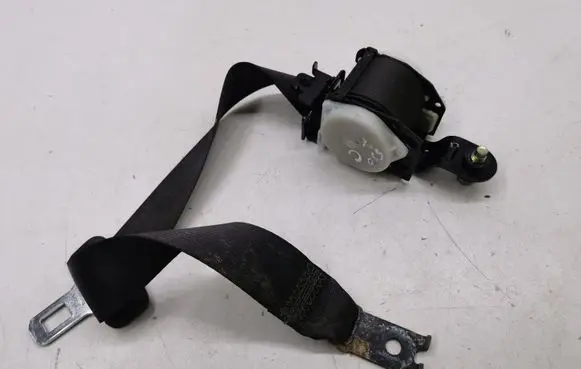 Middle seatbelt (rear)