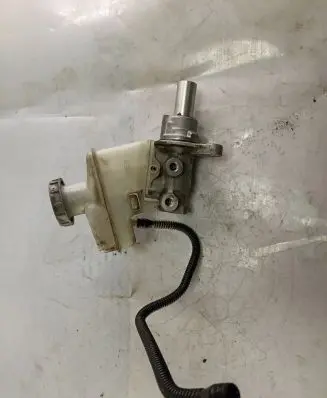 Suzuki Grand Vitara II Master brake cylinder 6106565J00 0204223393