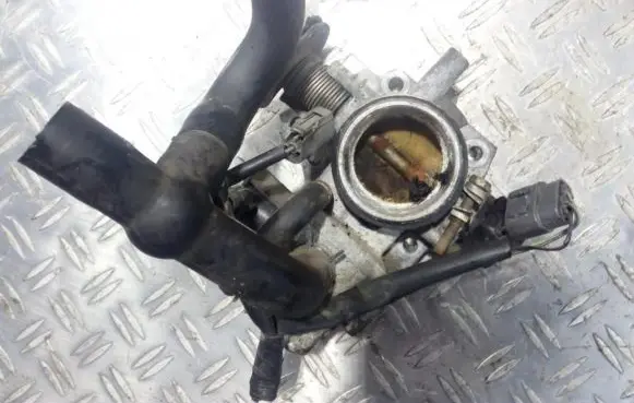 Mazda 323 F Throttle valve E9T06271