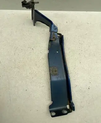 Audi A4 S4 B8 8K Fender mounting bracket 8K0821136A