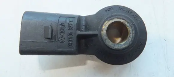 Volkswagen Touareg I Detonation knock sensor 030905377 0261231146