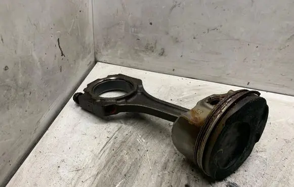 Lexus GS 300 350 430 450H Piston with connecting rod 31050