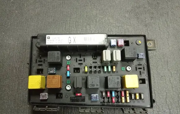 Opel Zafira B Fuse module 13206750