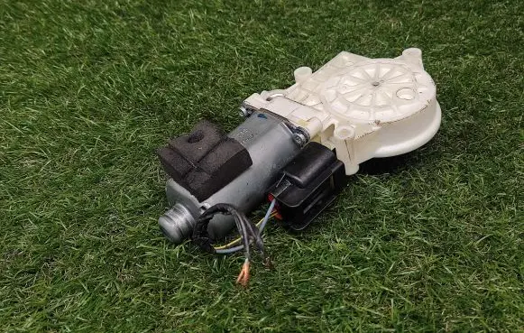 Ford Explorer Front door window regulator motor 6L2414A366BA