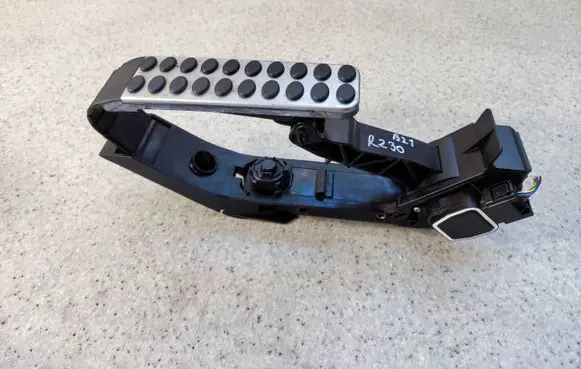 Accelerator throttle pedal