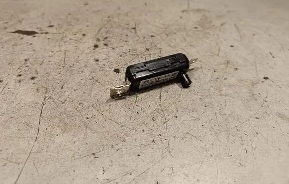 Lancia Thema Aerial antenna amplifier 05064937AA