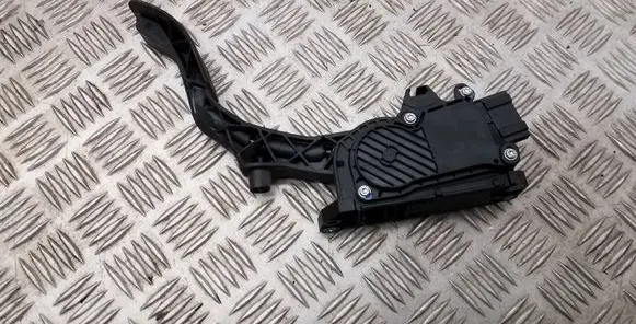 Accelerator throttle pedal