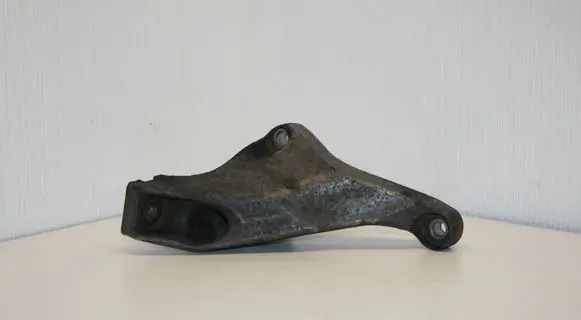 Audi A4 S4 B7 8E 8H Engine mounting bracket 8E0199307S