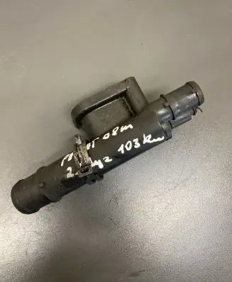 Volkswagen PASSAT B6 Engine coolant pipe/hose 038121132