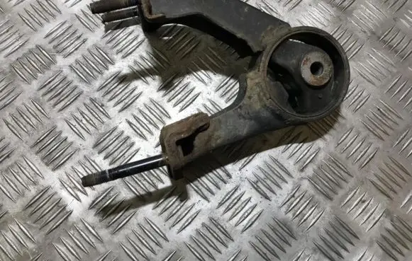Mitsubishi Carisma Engine mount bracket