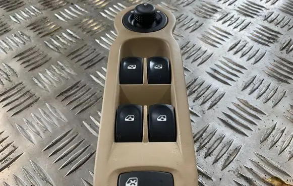 Renault Modus Electric window control switch 8200417851